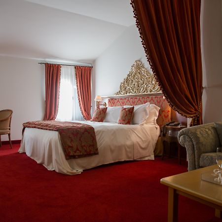 Hotel Villa Condulmer Mogliano Veneto Ngoại thất bức ảnh A suite at the hotel