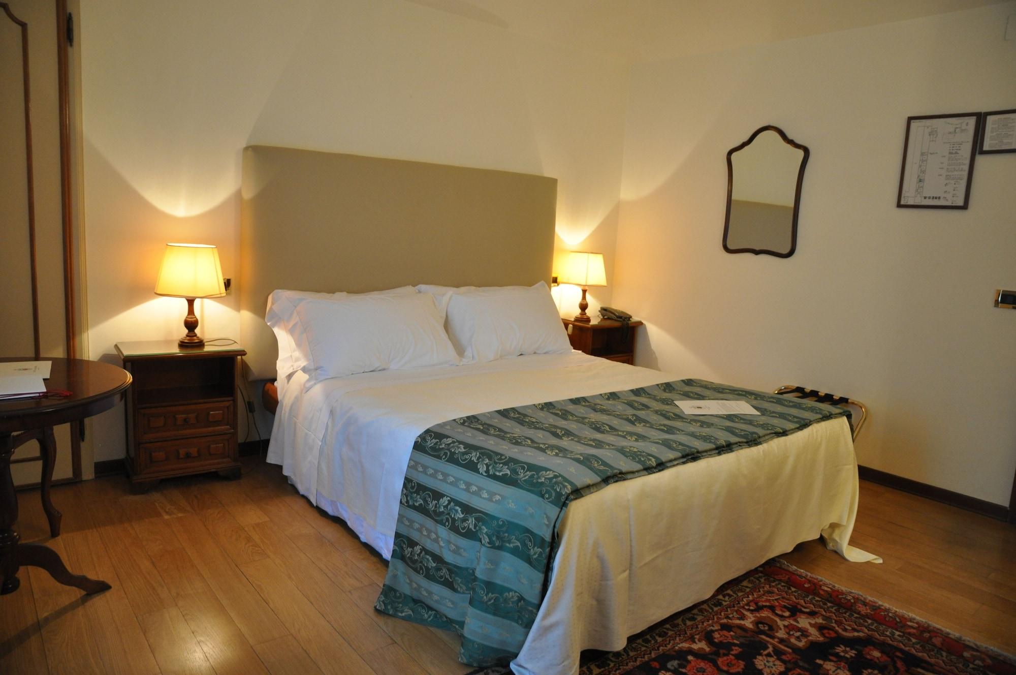 Hotel Villa Condulmer Mogliano Veneto Ngoại thất bức ảnh A guest room at the hotel