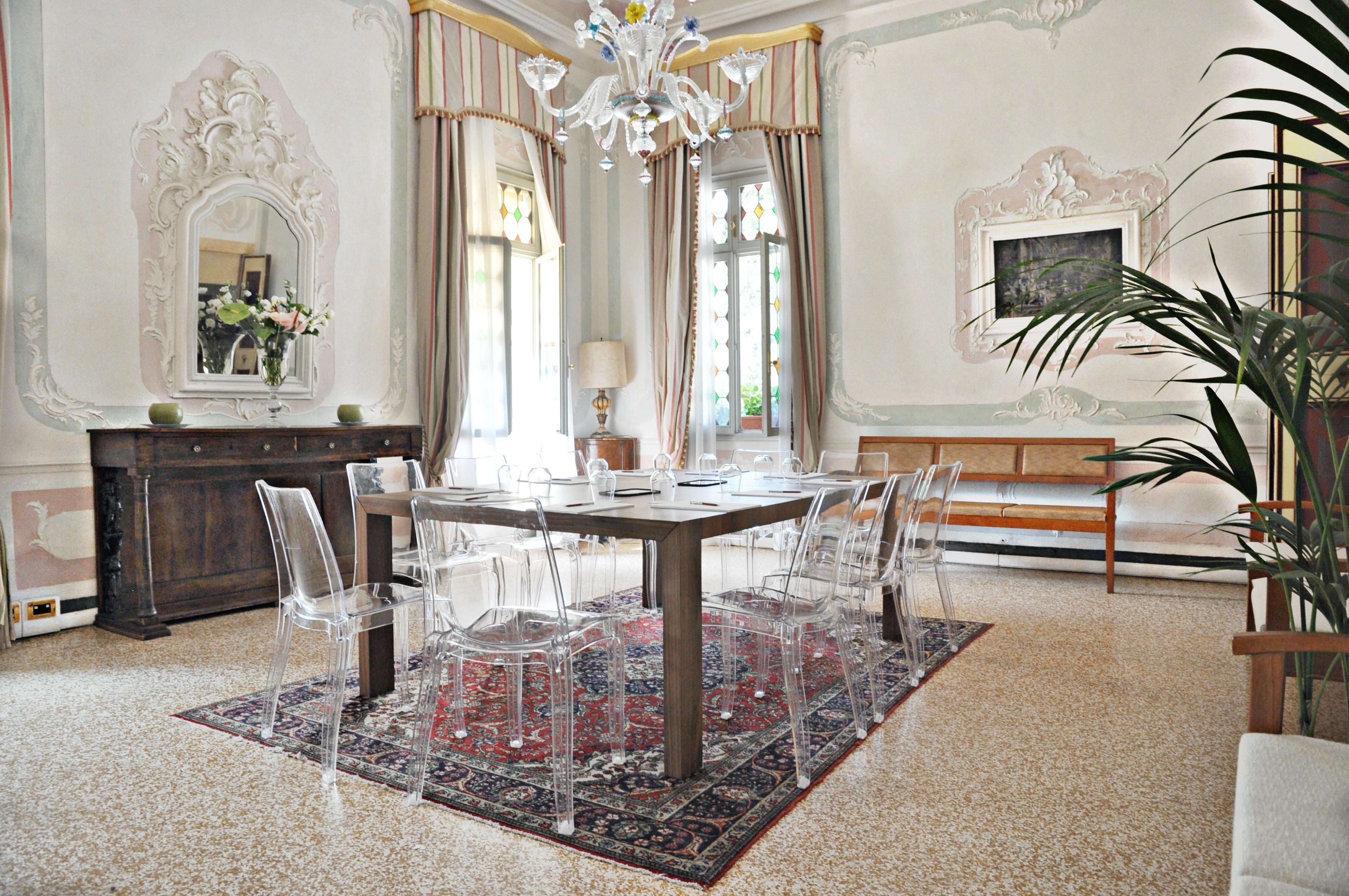 Hotel Villa Condulmer Mogliano Veneto Ngoại thất bức ảnh A dining room with a carpet