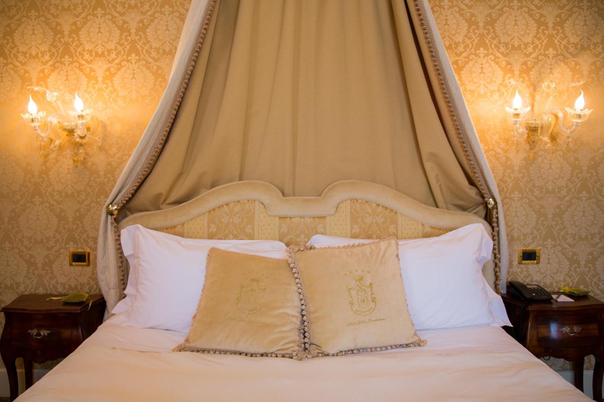 Hotel Villa Condulmer Mogliano Veneto Phòng bức ảnh A bed with a four-poster