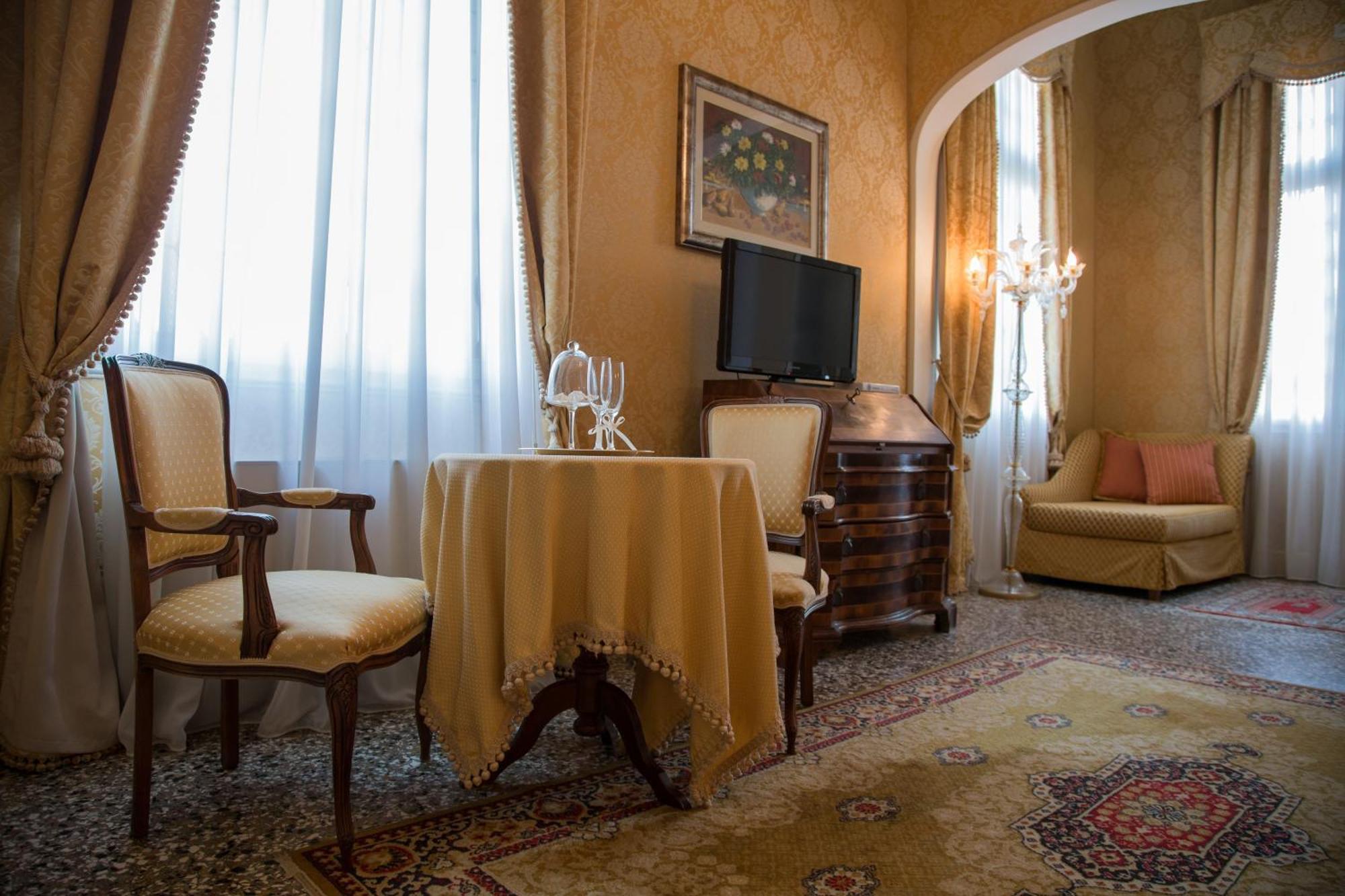 Hotel Villa Condulmer Mogliano Veneto Phòng bức ảnh A room at the hotel