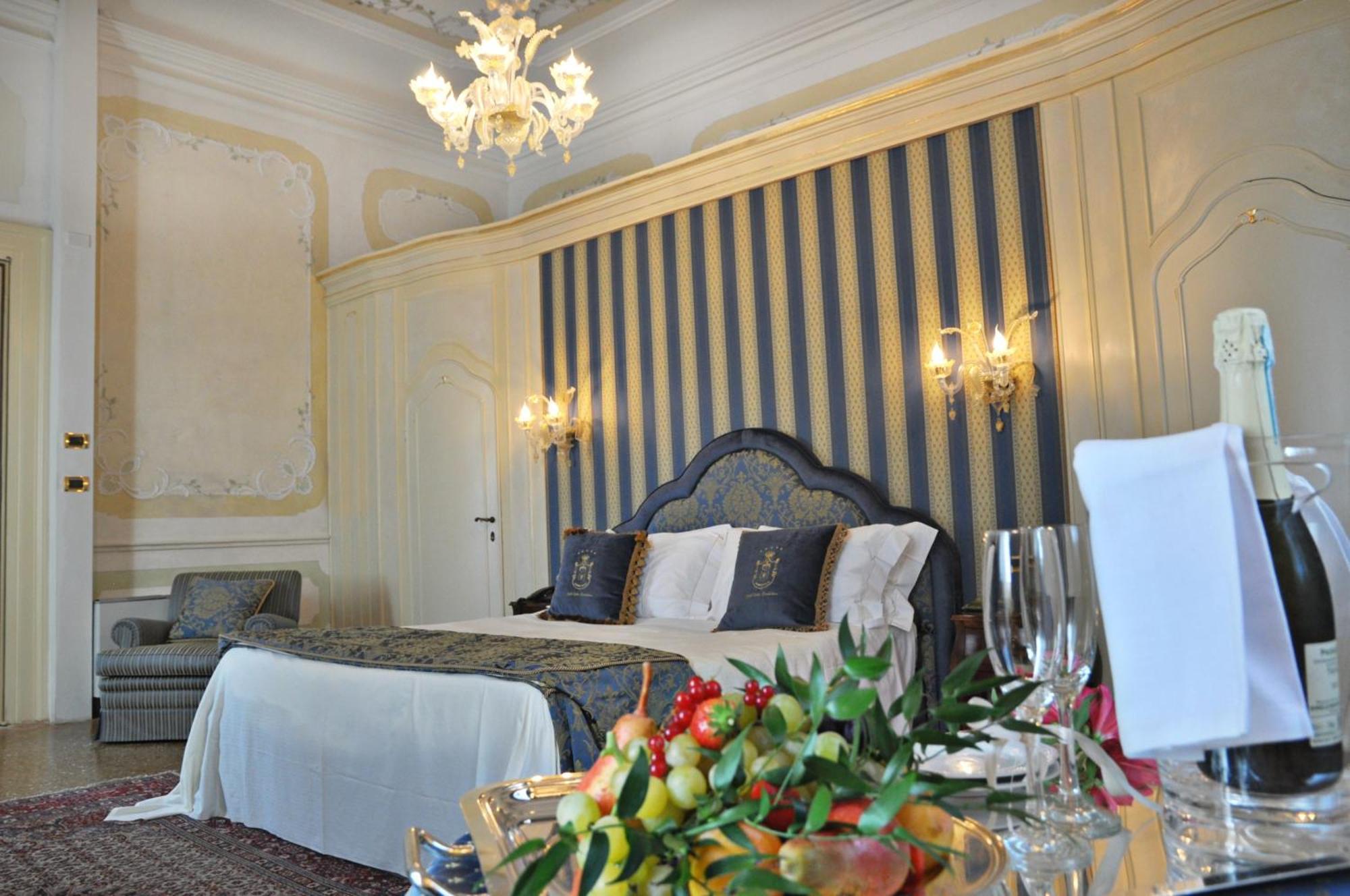 Hotel Villa Condulmer Mogliano Veneto Phòng bức ảnh A suite at the hotel