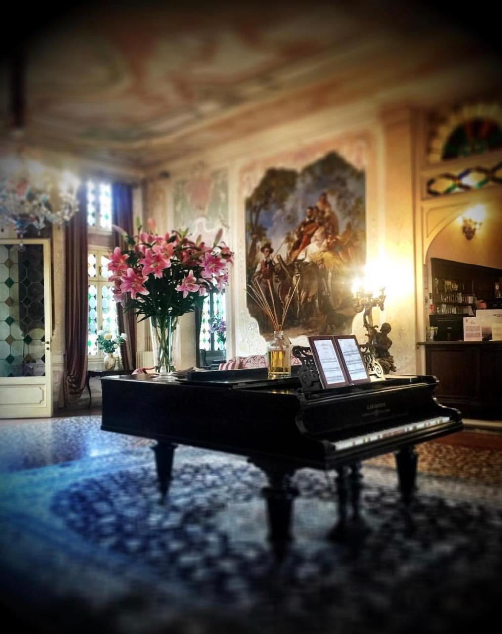 Hotel Villa Condulmer Mogliano Veneto Ngoại thất bức ảnh The piano in the living room of the house