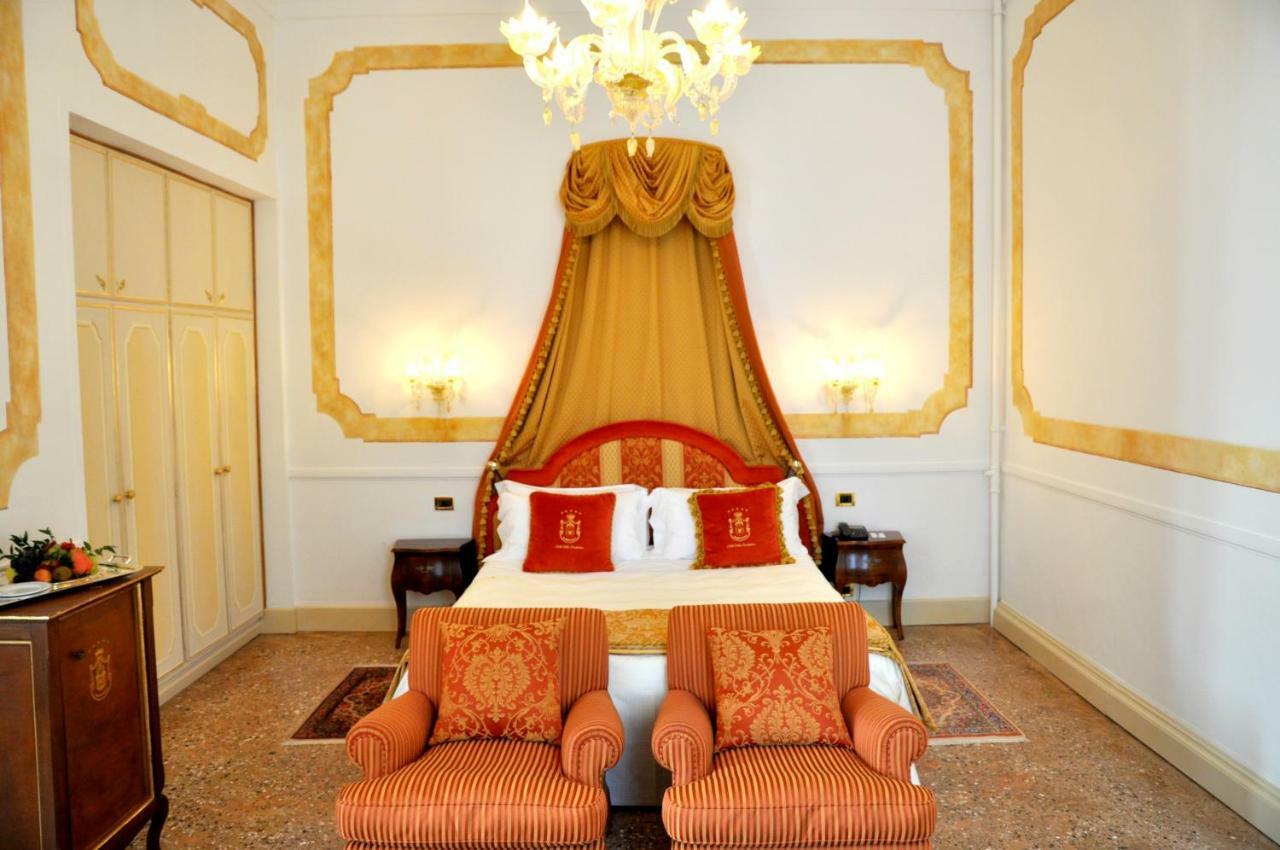Hotel Villa Condulmer Mogliano Veneto Ngoại thất bức ảnh A room at the hotel